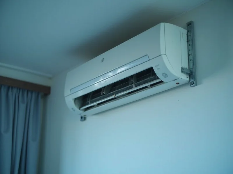 Indoor unit being mounted to wall bracket